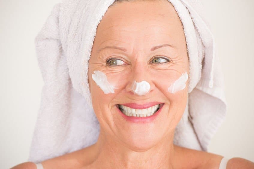 Avec la bonne routine de soins de la peau, vous pouvez remonter le temps pour votre peau mature! Avantages des huiles essentielles