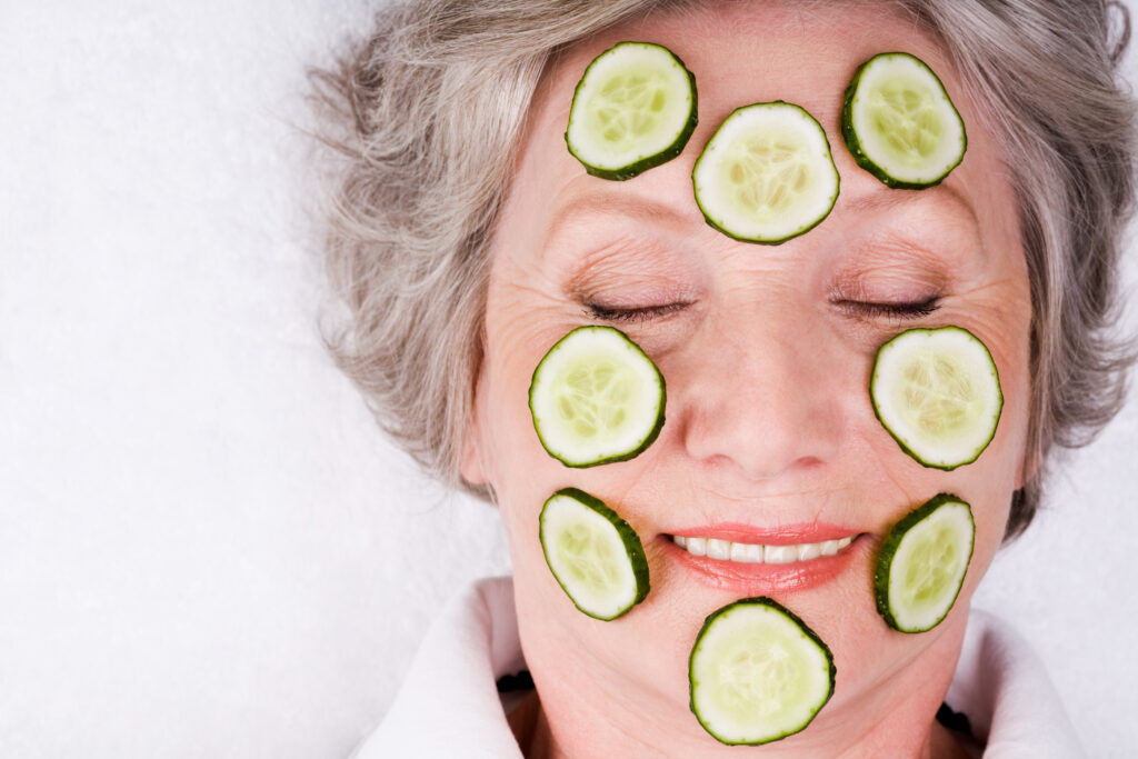 Avec la bonne routine de soins de la peau, vous pouvez remonter le temps pour votre peau mature! Avantages des huiles essentielles